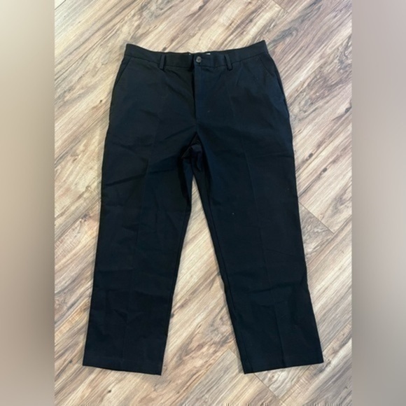 Amazon Essentials Men's Classic-Fit Wrinkle-Resistant Pleated Chino Pant - Picture 1 of 4